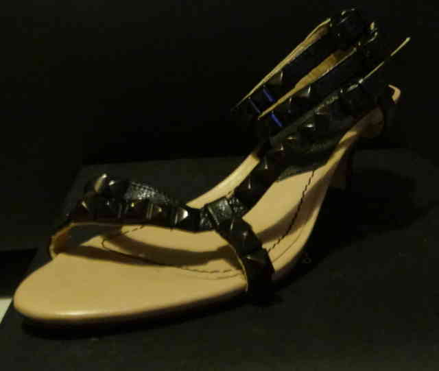 Sandales noires à talon cloutées
