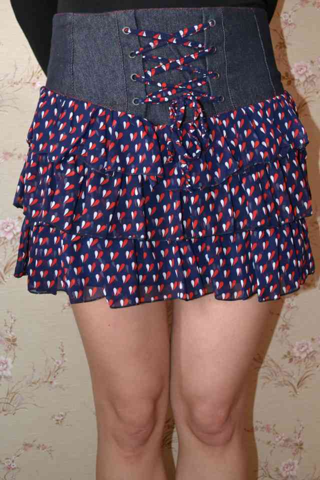 Jupe à volants rouge et bleue \