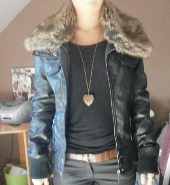 Manteau en simili cuir avec une fourrure détachable !