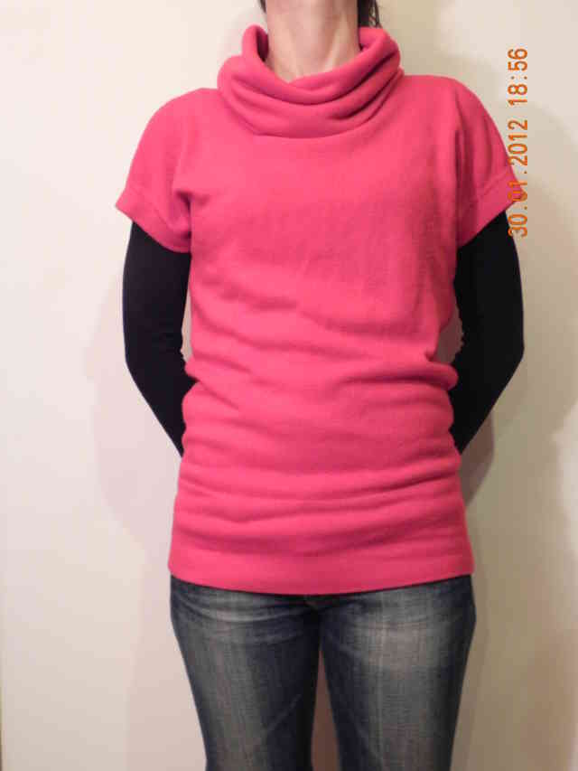 Pull rouge, col roulé, manches rases  